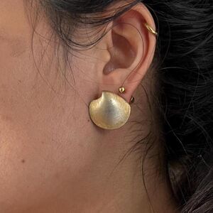 Vintage small gold tone seashell clip‎ on earring signed Trifari